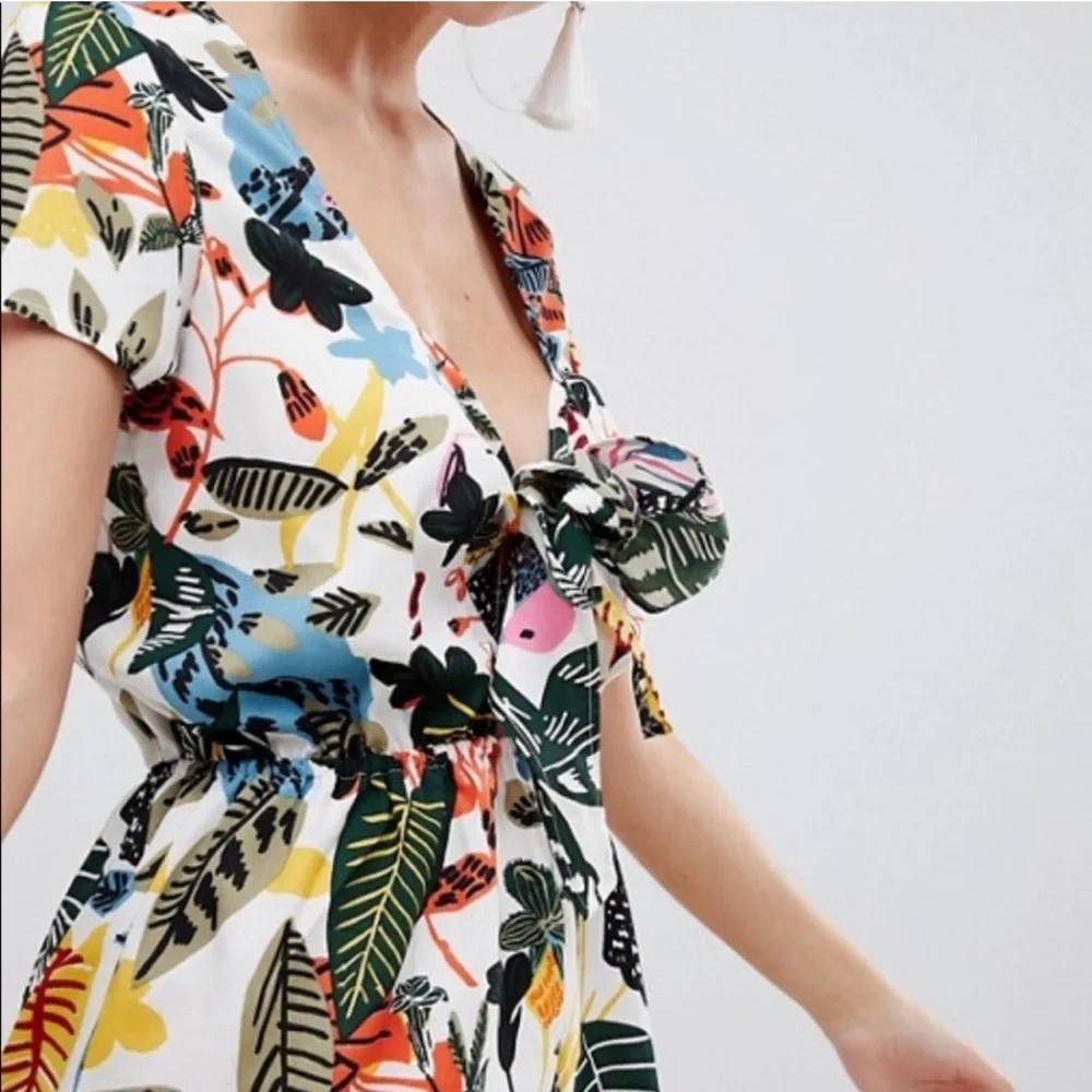 ASOS Boohoo Front Tie Cut Out Romper Tropical Floral Size US 6 - Picture 2 of 8